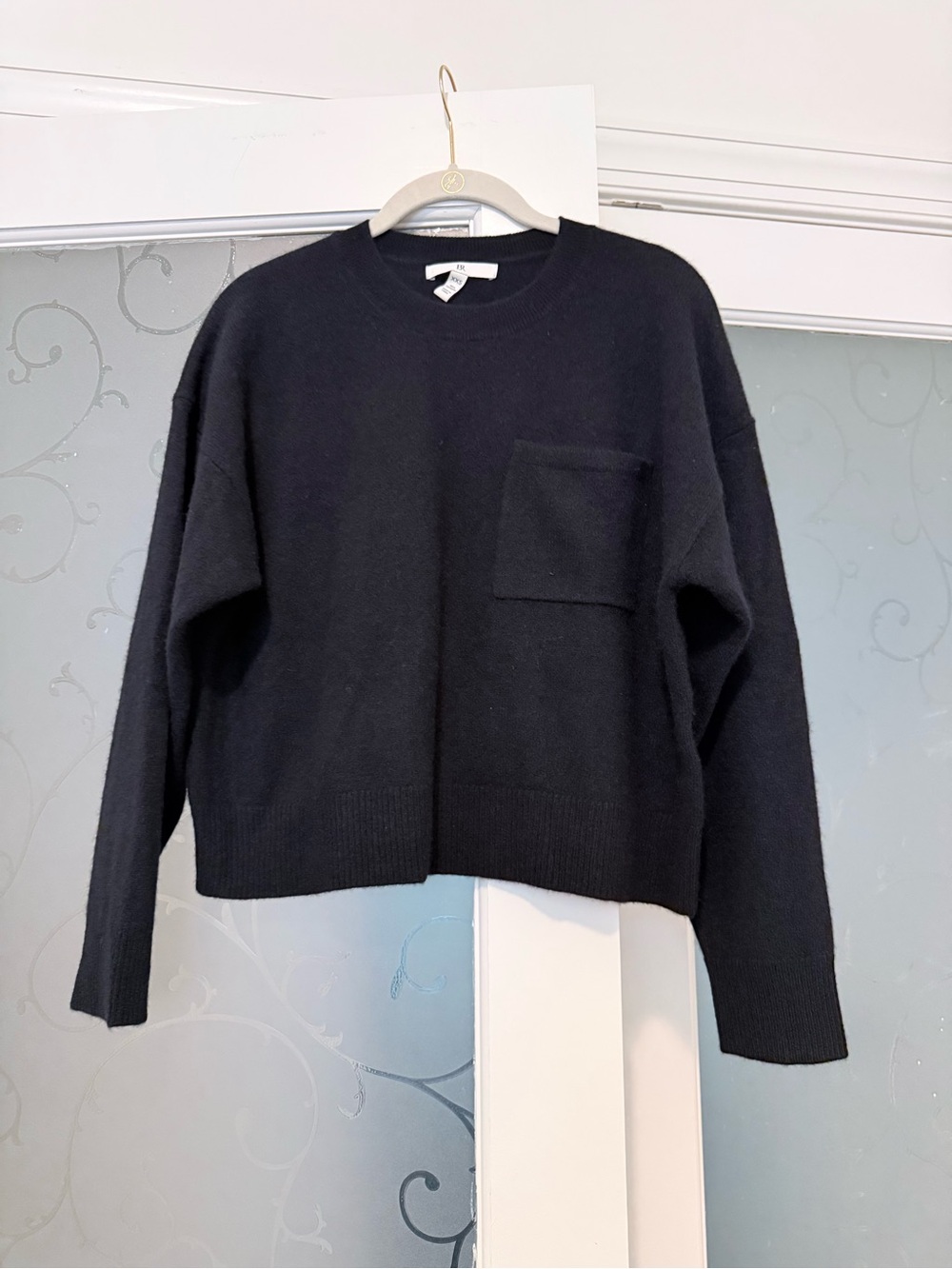 Banana Republic Black Cashmere Crewneck Sweater with Chest Pocketź